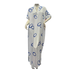 Robe blanche à motifs bleu 