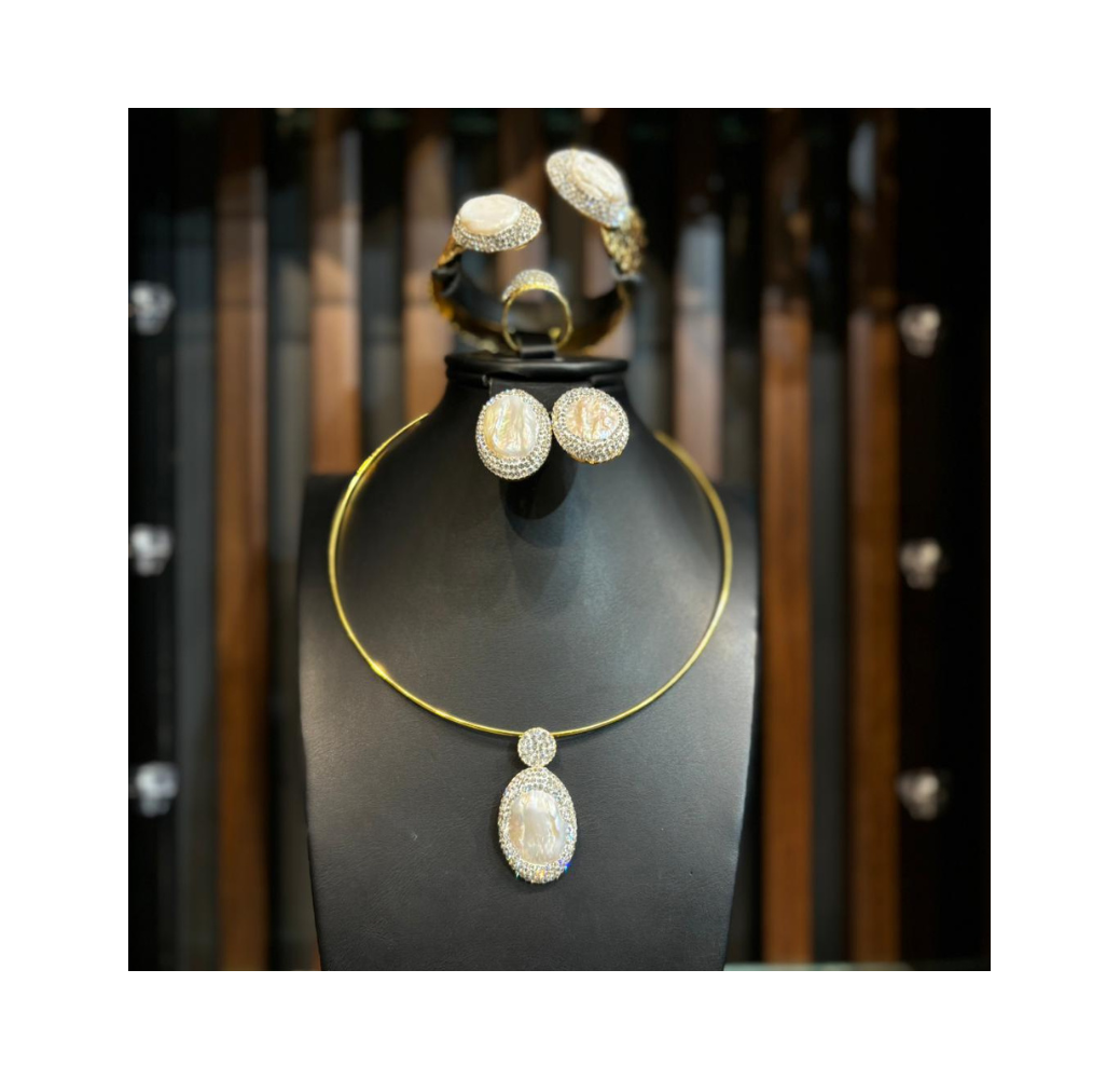 Parure en perles dorées