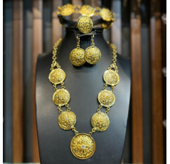 Parure traditionnelle rincé avec de l’or