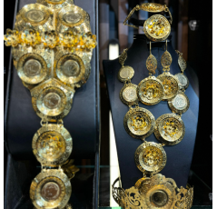 Parure traditionnelle moderne rincé en or avec ceinture et couronne