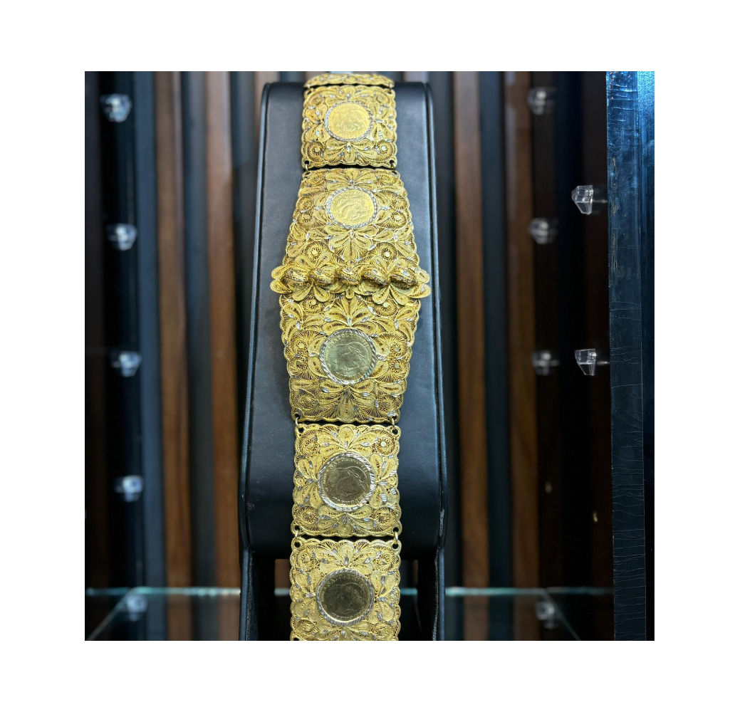 Ceinture en argent rincé avec de l’or