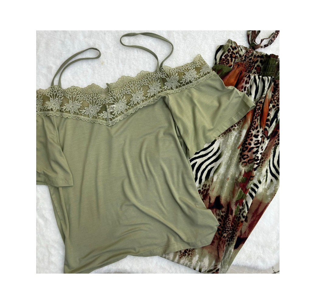 Pyjama haut vert et pantalon imprimé