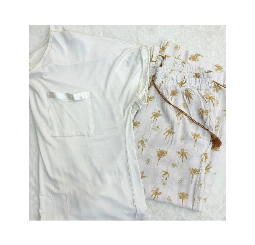 Pyjama haut blanc et pantalon imprimé