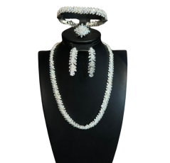 Parure fabriquée avec du zircon pur.