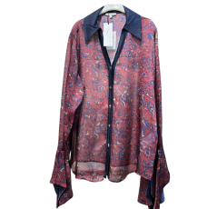 Chemise rouge à petits motifs